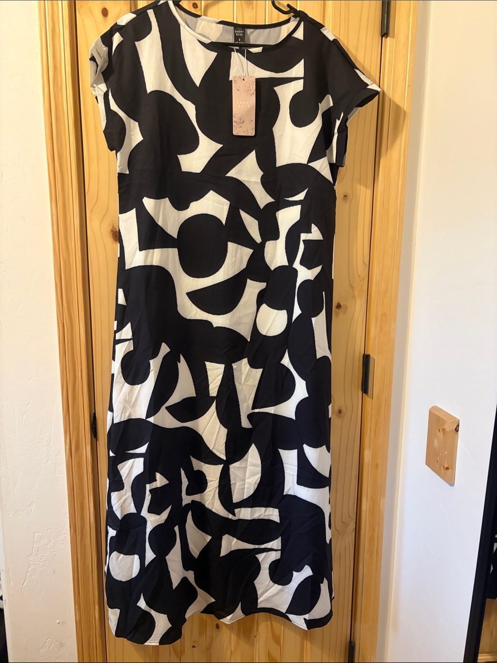 Emery Rose Black & White Abstract Midi Dress